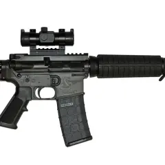 Czarny karabin AR-15 z celownikiem optycznym, idealny jako broń na pozwolenie sportowe.