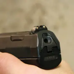 Widok z tyłu na pistolet Walther P99 P.A.K. legalny, z widocznymi przyrządami celowniczymi i numerem seryjnym FB30530.