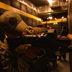 Żołnierze ćwiczą taktykę CQB (Close Quarters Battle) w ciasnych korytarzach. To walka na bliski dystans, wymagająca precyzji i szybkości.
