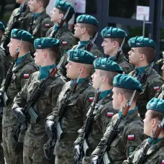 Sierżant podchorąży w zielonym beretach i mundurach z karabinami, gotowi do parady.