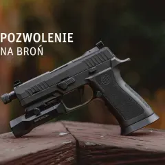 Czarny pistolet z latarką, gotowy do akcji. Pozwolenie na broń dla żołnierzy to klucz do bezpieczeństwa.