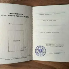 Stara legitymacja specjalisty wojskowego z miejscem na zdjęcie i pieczęcią jednostki.