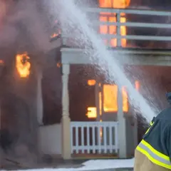 Strażak w hełmie z numerem 601 walczy z płomieniami. Słychać **call for fire** - syreny alarmowe wzywają do akcji.