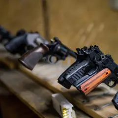 Pistolety na wystawie. W Polsce od ilu lat można mieć pozwolenie na broń? Zwykle od 21 roku życia, ale są wyjątki.