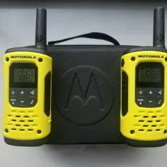 Dwie żółte krótkofalówki wojskowe Motorola z czarnym etui. Gotowe do akcji!