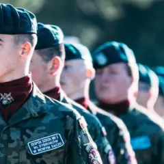 Młodzi żołnierze w mundurach, gotowi do służby. Zastanawiają się, jaki stopień wojskowy po szkole średniej osiągną.