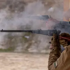 Strzelba bez pozwolenia w akcji. Dym i iskry unoszą się po oddaniu strzału z broni historycznej.