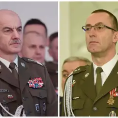 Dwóch generałów z dwoma gwiazdkami w wojsku, w mundurach galowych, z orderami i odznaczeniami.