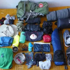 Przygotowania do wyprawy: plecak, śpiwór, buty, odzież i akcesoria. Zobacz, jak złożyć śpiwór, by zmieścił się w bagażu.