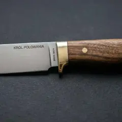 Elegancka głownia noża z napisem "KRÓL POLOWANIA" i drewnianą rękojeścią, idealna dla każdego myśliwego.