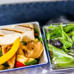 Idealne jedzenie na wyjazd bez lodówki: grillowany tofu z warzywami i świeża sałatka. Smacznie i praktycznie!