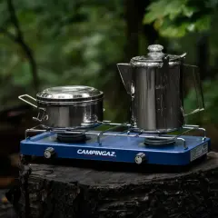 Jaka kuchenka turystyczna! Campingaz z dwoma palnikami i naczyniami gotowy do akcji w lesie.