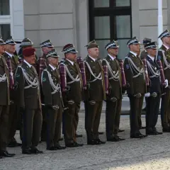 Uroczystość wręczenia nominacji na stopnie generalskie w Polsce. Wojskowi w galowych mundurach stoją w szeregu, prezentując swoje honory.