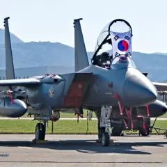 Samolot F-15 z flagą Korei Południowej na lotnisku. Kategoria f wojsko.