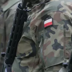Żołnierze w kamuflażu, z karabinami, gotowi do akcji. Widoczna polska flaga na rękawie. To symbol 4 gwiazdek w wojsku.