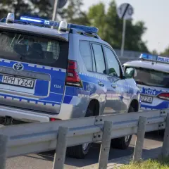 Dwie policyjne terenówki z włączonymi sygnałami świetlnymi. Zastanawiasz się, jakie służby mundurowe wybrać?