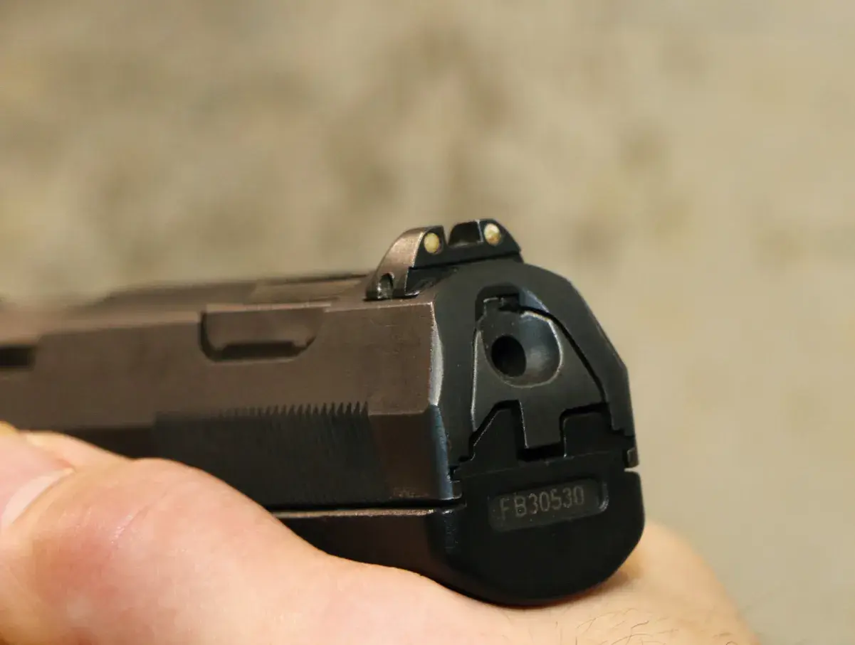 Widok z tyłu na pistolet Walther P99 P.A.K. legalny, z widocznymi przyrządami celowniczymi i numerem seryjnym FB30530.