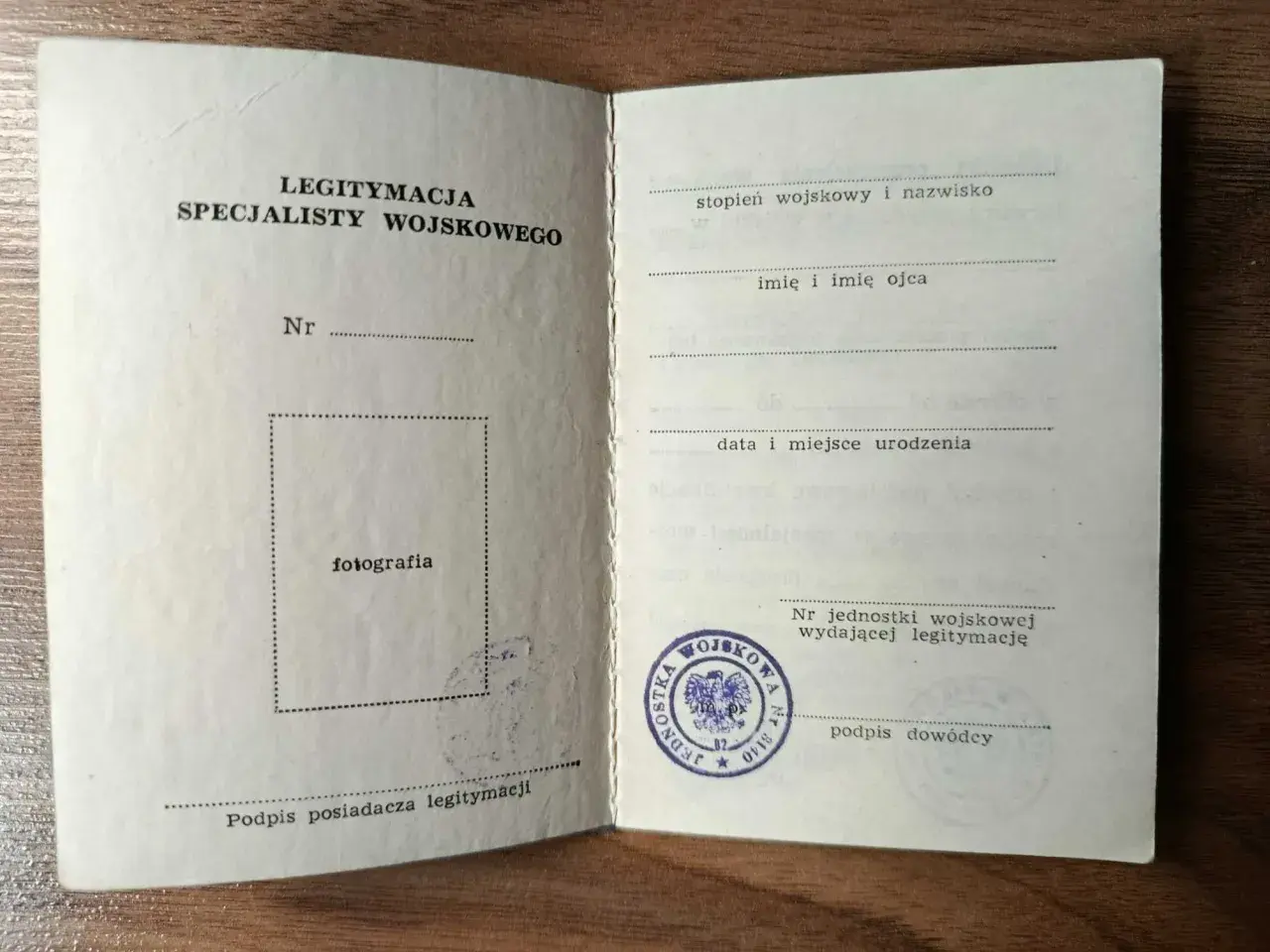 Stara legitymacja specjalisty wojskowego z miejscem na zdjęcie i pieczęcią jednostki.