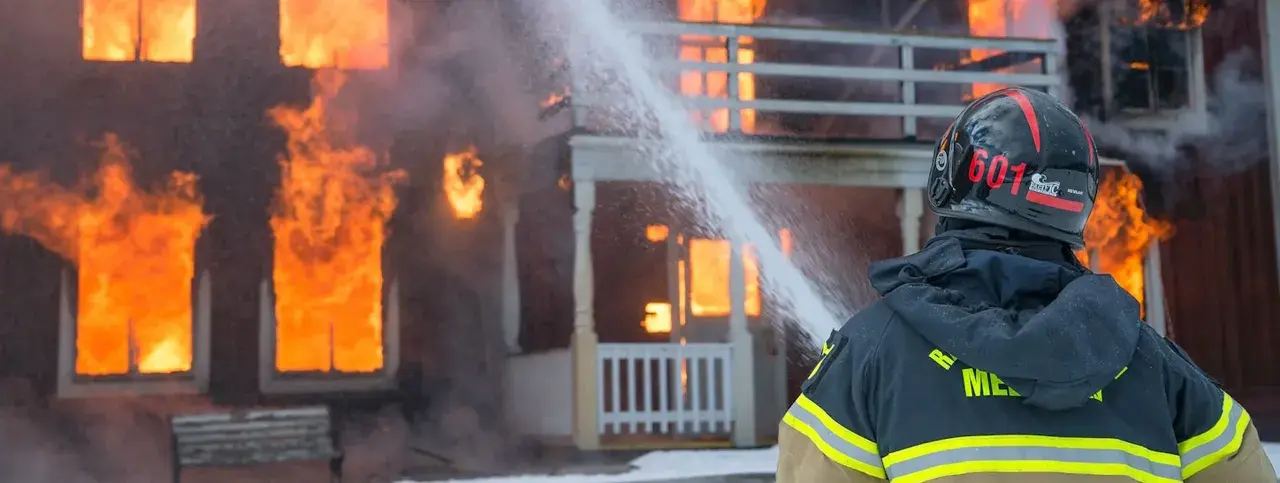 Strażak w hełmie z numerem 601 walczy z płomieniami. Słychać **call for fire** - syreny alarmowe wzywają do akcji.