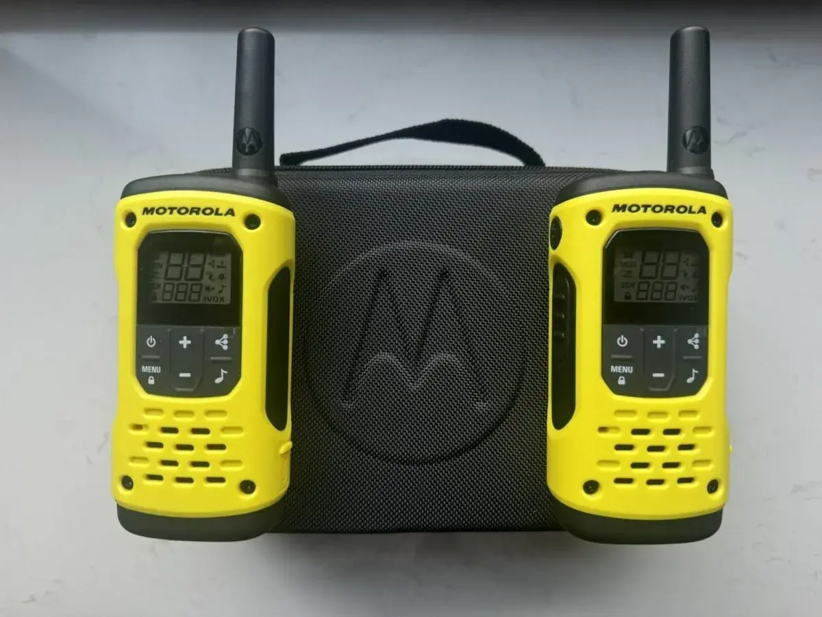 Dwie żółte krótkofalówki wojskowe Motorola z czarnym etui. Gotowe do akcji!