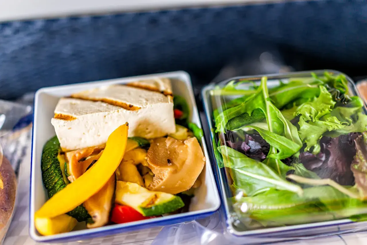 Idealne jedzenie na wyjazd bez lodówki: grillowany tofu z warzywami i świeża sałatka. Smacznie i praktycznie!