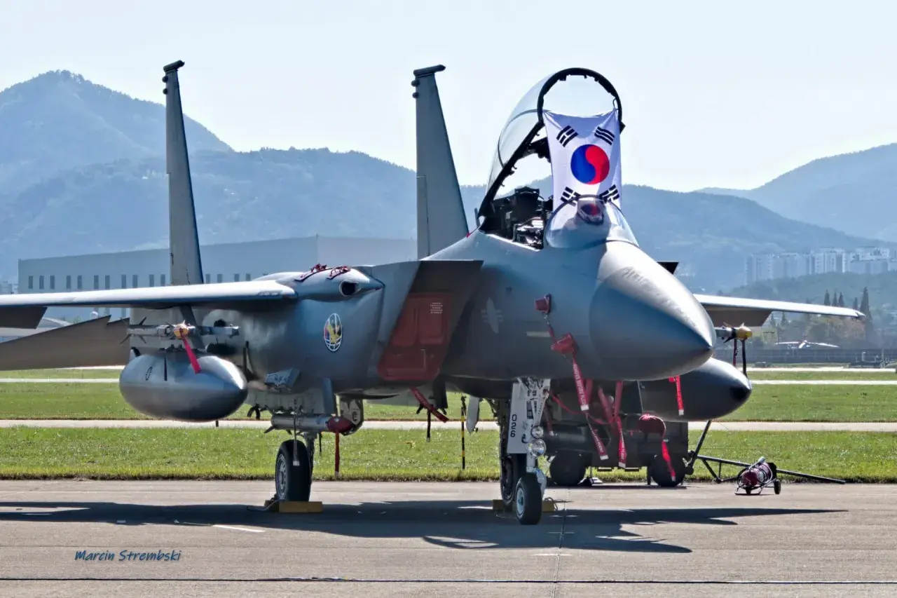 Samolot F-15 z flagą Korei Południowej na lotnisku. Kategoria f wojsko.
