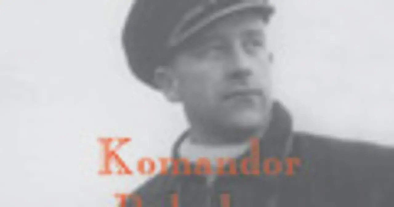 Portret mężczyzny w czapce, z napisem "Komandor". Jaki to stopień? To pytanie zadaje obraz, przedstawiając postać w wojskowym nakryciu głowy.