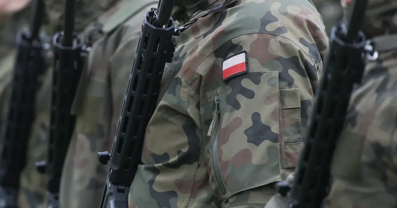 Żołnierze w kamuflażu, z karabinami, gotowi do akcji. Widoczna polska flaga na rękawie. To symbol 4 gwiazdek w wojsku.
