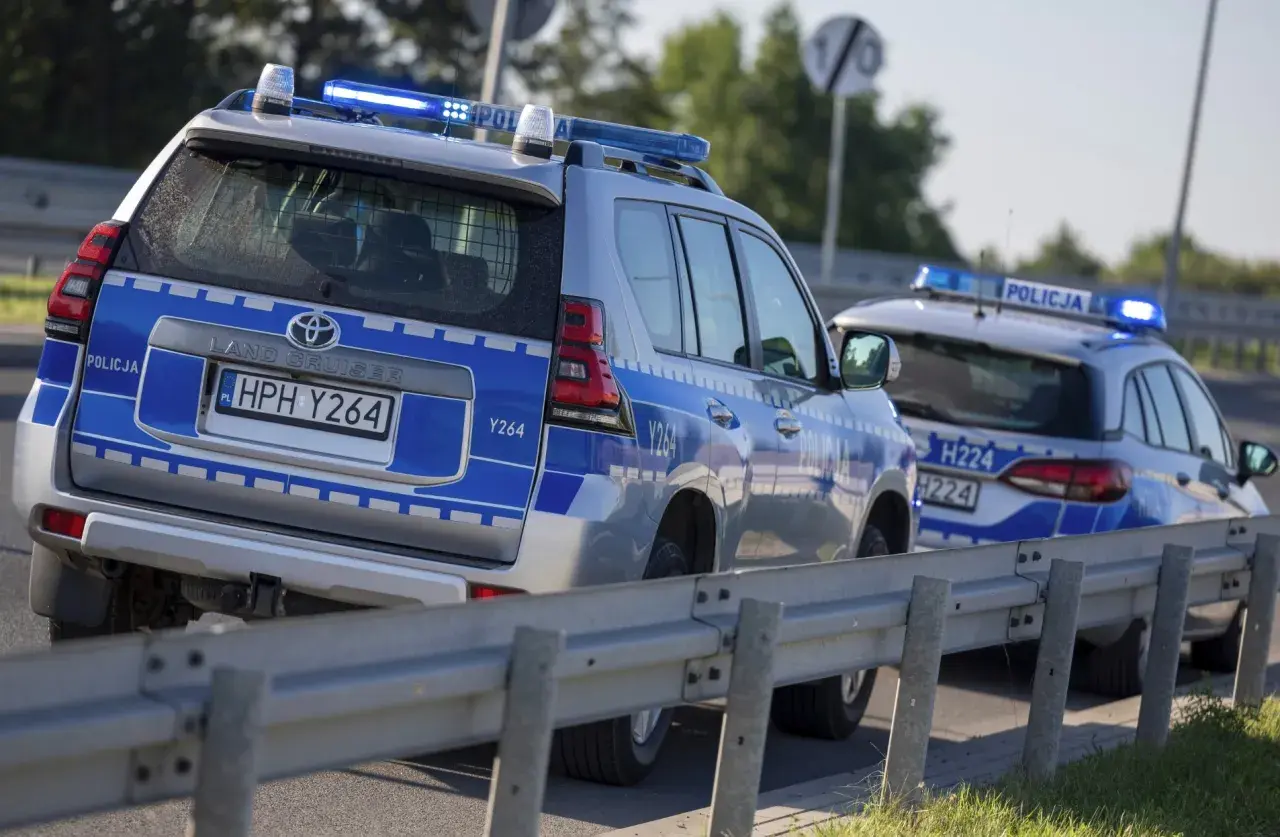 Dwie policyjne terenówki z włączonymi sygnałami świetlnymi. Zastanawiasz się, jakie służby mundurowe wybrać?