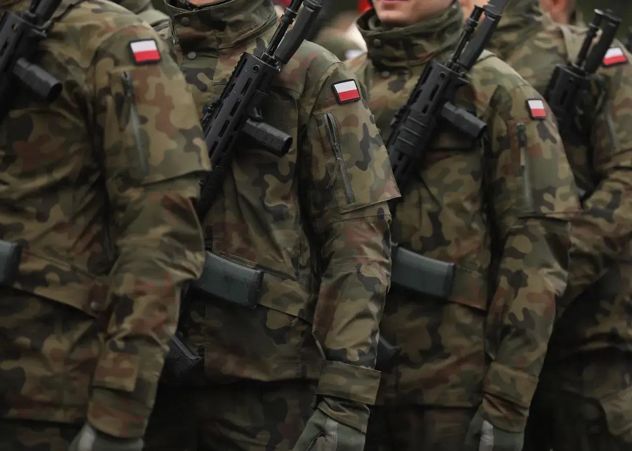 Żołnierze w mundurach moro, z karabinami, gotowi do służby. Każdy z nich, nawet najniższy stopień w wojsku, stanowi ważną część sił zbrojnych.