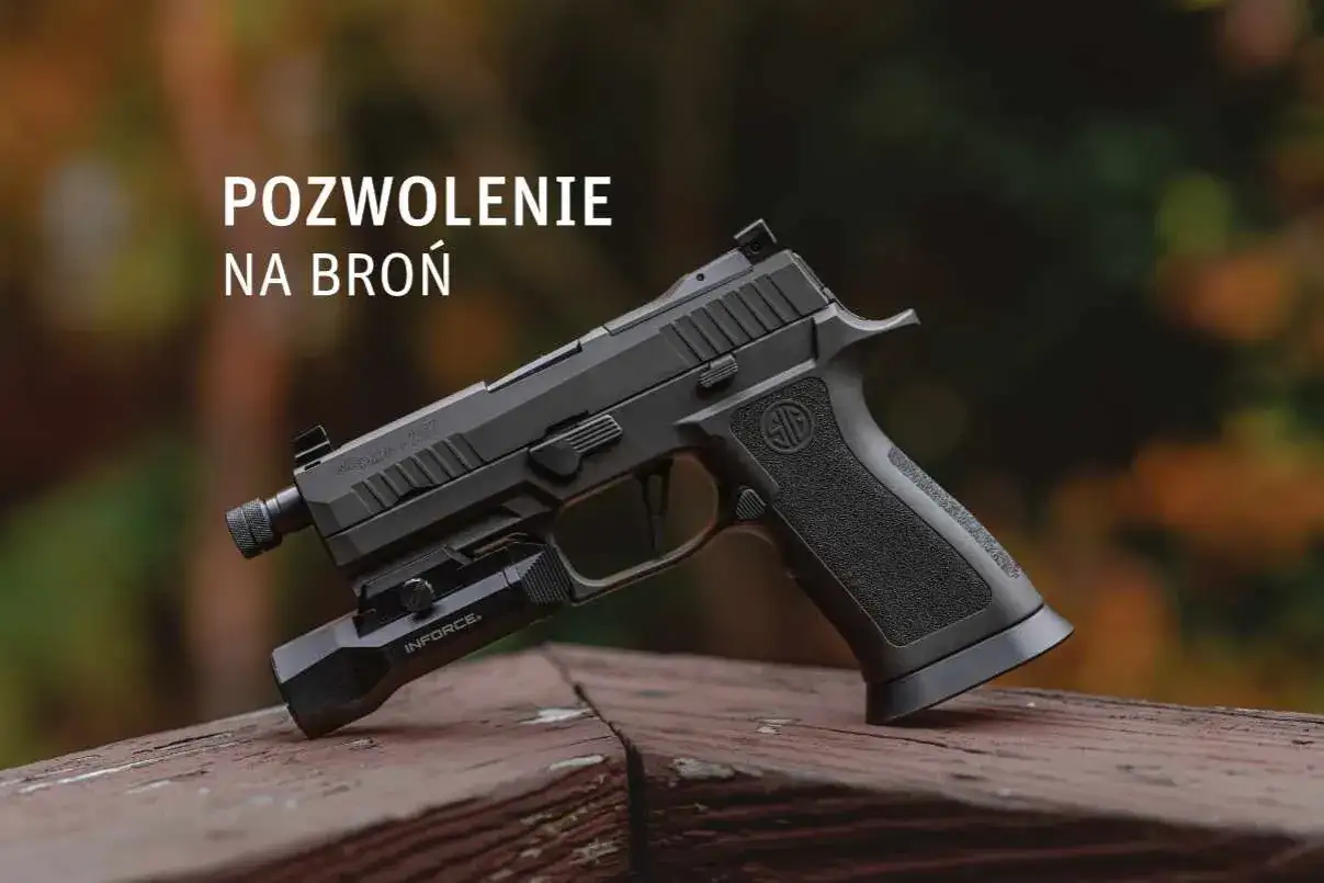 Czarny pistolet SIG Sauer z latarką Inforce, gotowy do użycia. Posiadanie broni bez pozwolenia jest nielegalne.