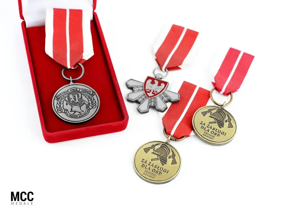 Odznaczenia PSP: medal w czerwonym etui i dwa medale