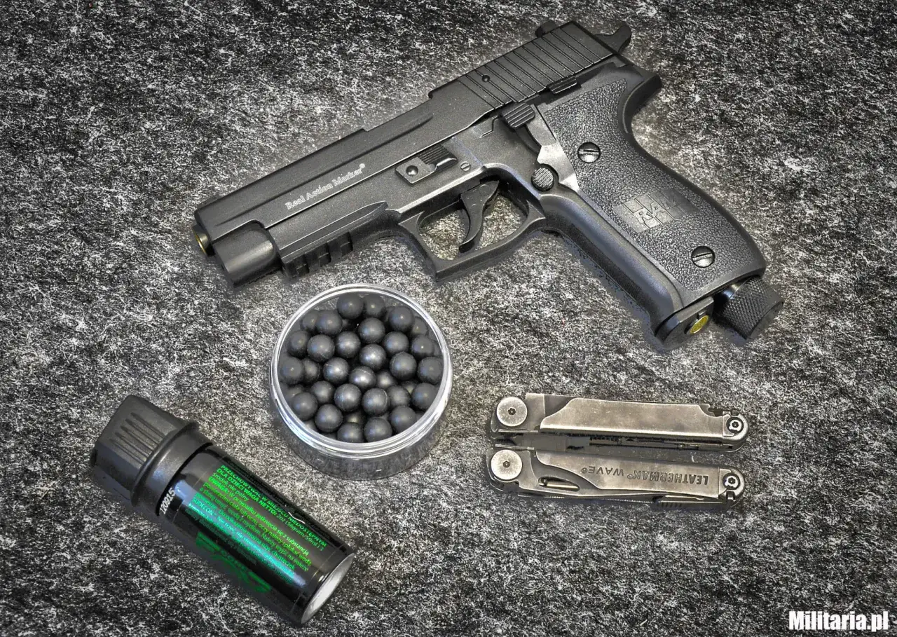 Pistolet na kule gumowe, pojemnik z kulkami, gaz pieprzowy i multitool. Czy pistolet na kule gumowe jest legalny?
