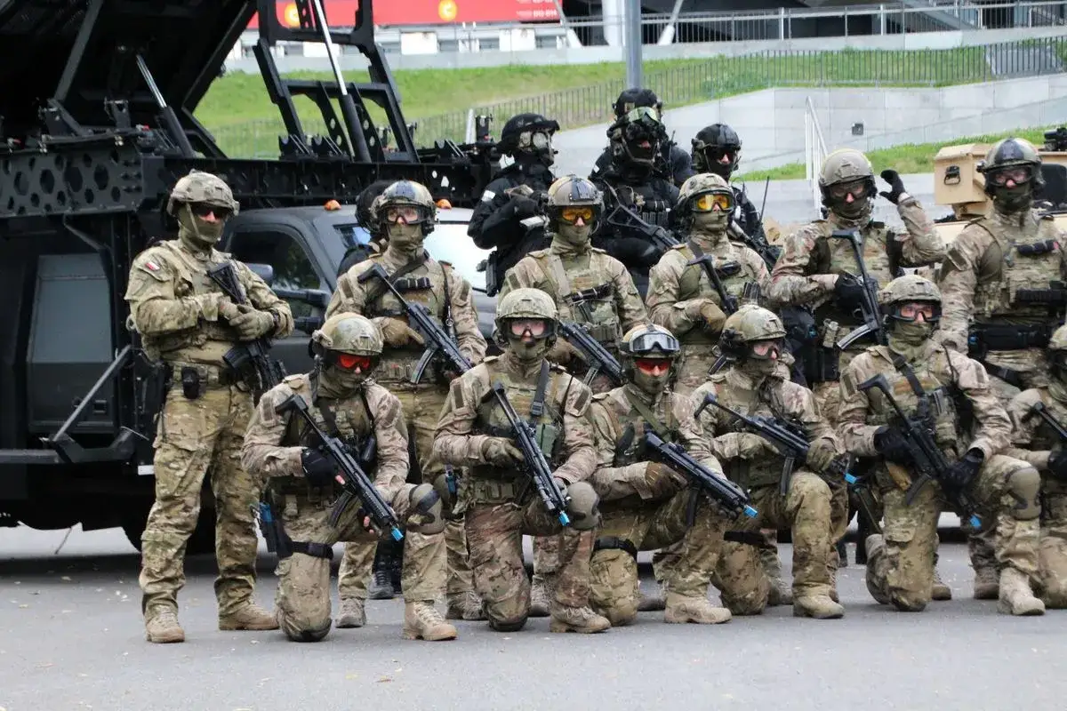 Grupa żołnierzy rangers, w pełnym umundurowaniu i z bronią, gotowa do akcji.