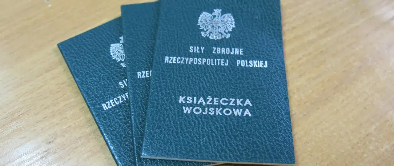 Książeczki wojskowe z godłem Polski. Dowiedz się, jak sprawdzić kategorię wojskową w tym dokumencie.