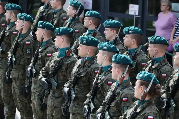 Sierżant podchorąży w zielonym beretach i mundurach z karabinami, gotowi do parady.